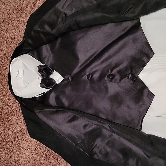 Boys Tuxedo - Picture 3 of 9